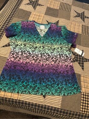 Med Couture Floral Ombre V-Neck Short Sleeve Top in Teal, Purple & Pink
